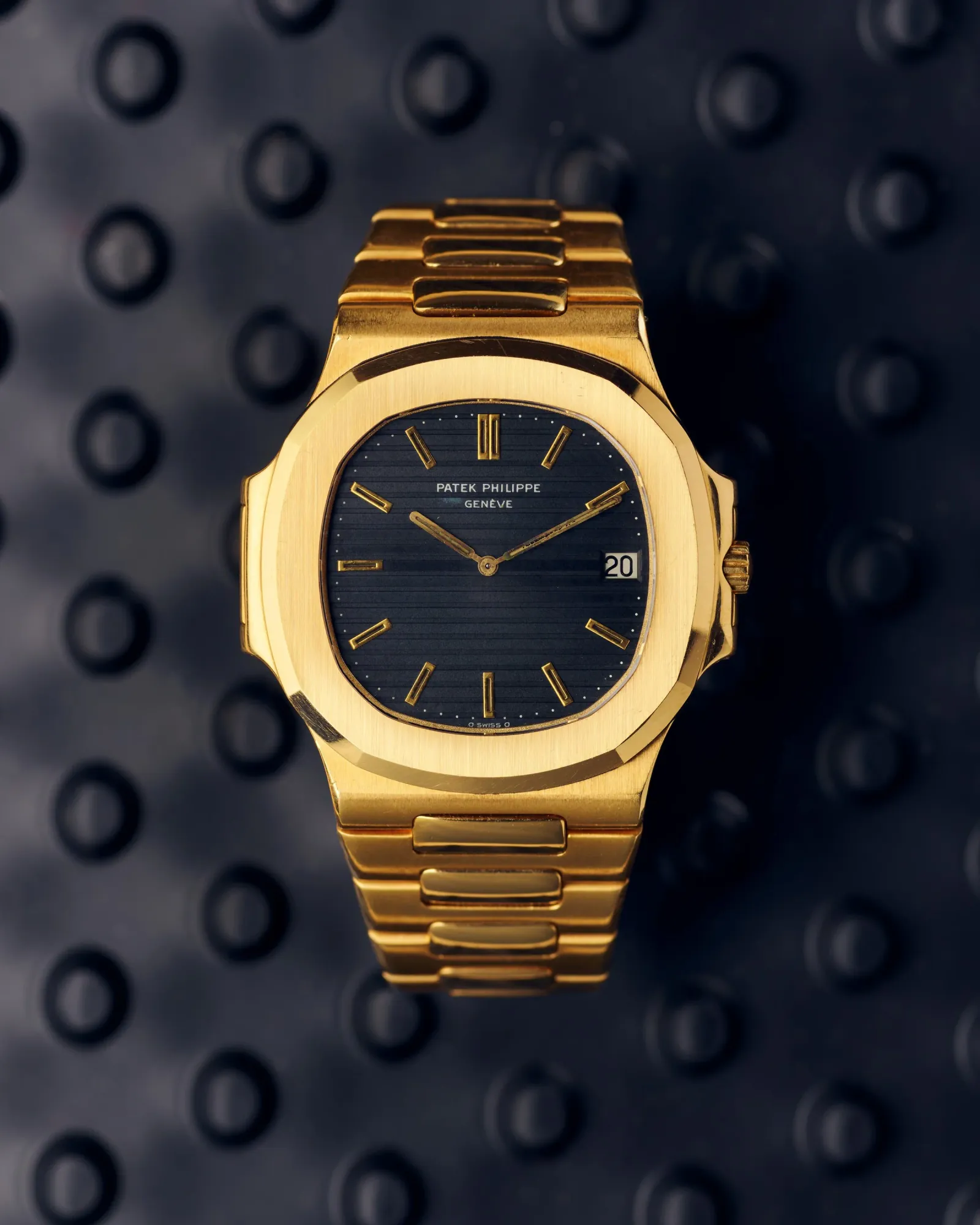 Patek Philippe Nautilus ref. 3700/1J - 18k Yellow Gold